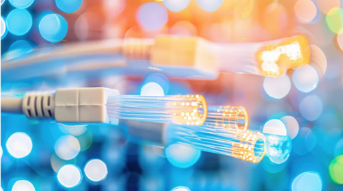 Glasfaserkabel mit leuchtenden Lichtimpulsen und Netzwerkstecker als Symbol für schnelle Datenübertragung und moderne Breitbandkommunikation.