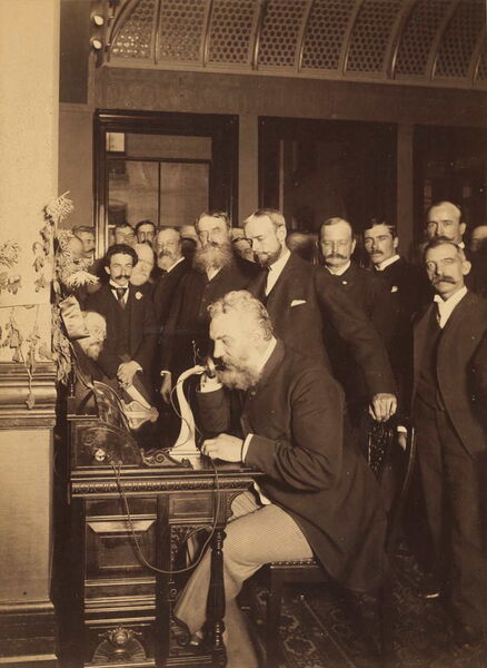 Alexander Graham Bell führt 1892 das erste Ferngespräch  von New York nach Chicago. Fotographie.