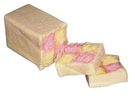 Ein historischer englischer Battenberg Cake von Lyons mit 4 -Felder-Muster.
