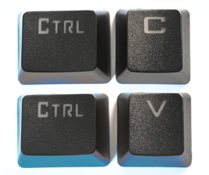 Nahaufnahme der Tastenkombinationen CTRL+C und CTRL+V auf einer Computertastatur als Symbol für digitales Kopieren und Einfügen.